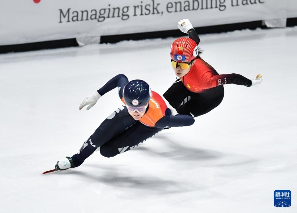 短道速滑选手惊艳表现，夺金成功